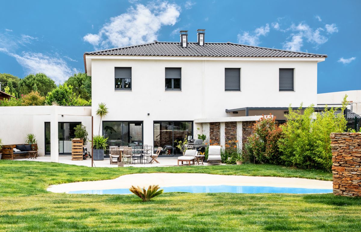 Maison à bâtir sur un grand terrain en région PACA (Bouches du Rhône, Var ou Alpes de Haute Provence)